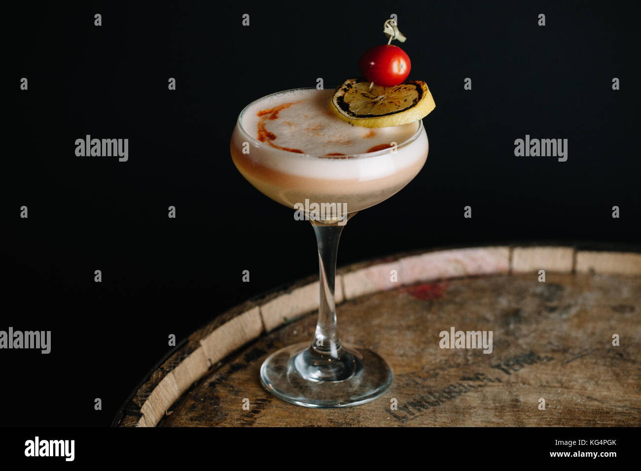 Einen alkoholfreien Cocktail mit Schaum, garniert mit Trauben Tomaten und eine Scheibe geräucherter Zitrone Stockfoto