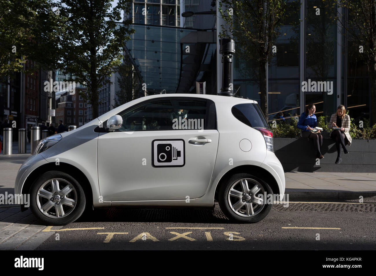 Eine Corporation in London CCTV-Auto ist auf ein Taxi Raum geparkt einer Kreuzung zu überwachen, am 30. Oktober 2017, in der City von London, England. Stockfoto