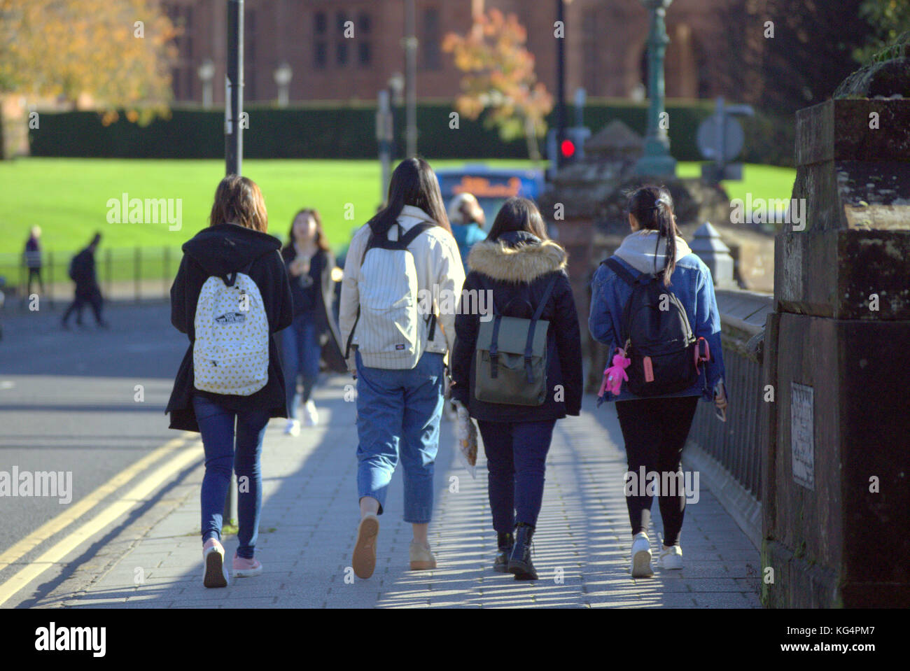 Chinesische Glasgow University Studenten aus gesehen hinter auf partick Brücke Stockfoto