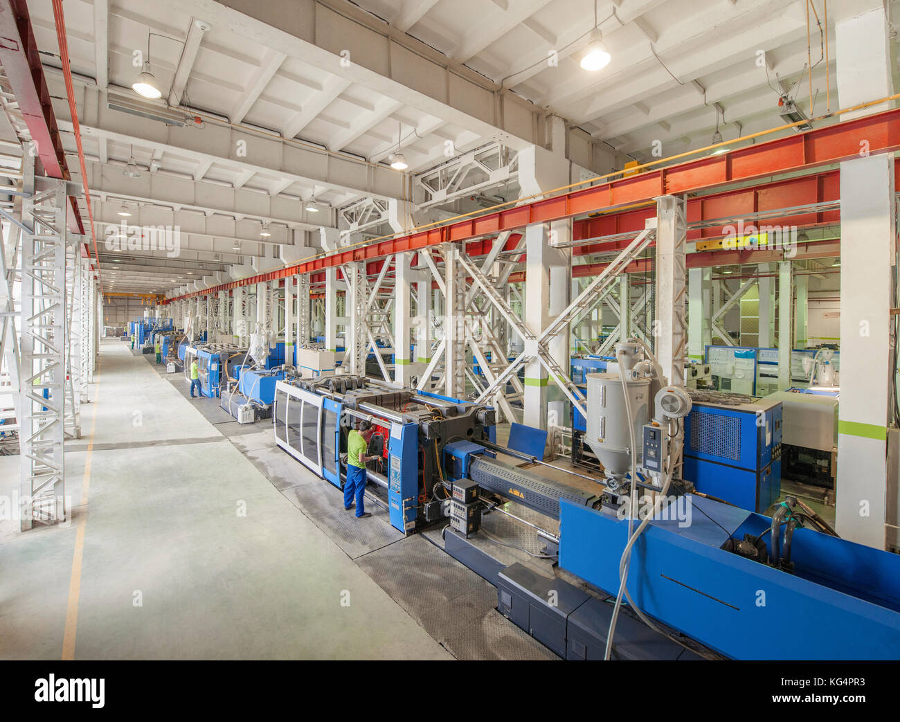 Industrielle Spritzgussmaschine Maschine für die Herstellung von Kunststoffteilen mit Polymeren, die in der Verwaltung der Arbeitnehmer Stockfoto