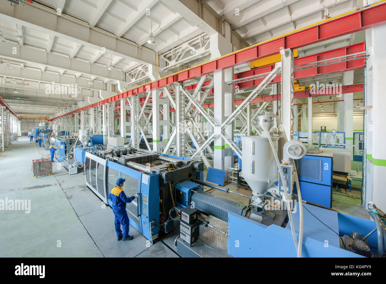Industrielle Spritzgussmaschine Maschine für die Herstellung von Kunststoffteilen mit Polymeren, die in der Verwaltung der Arbeitnehmer Stockfoto
