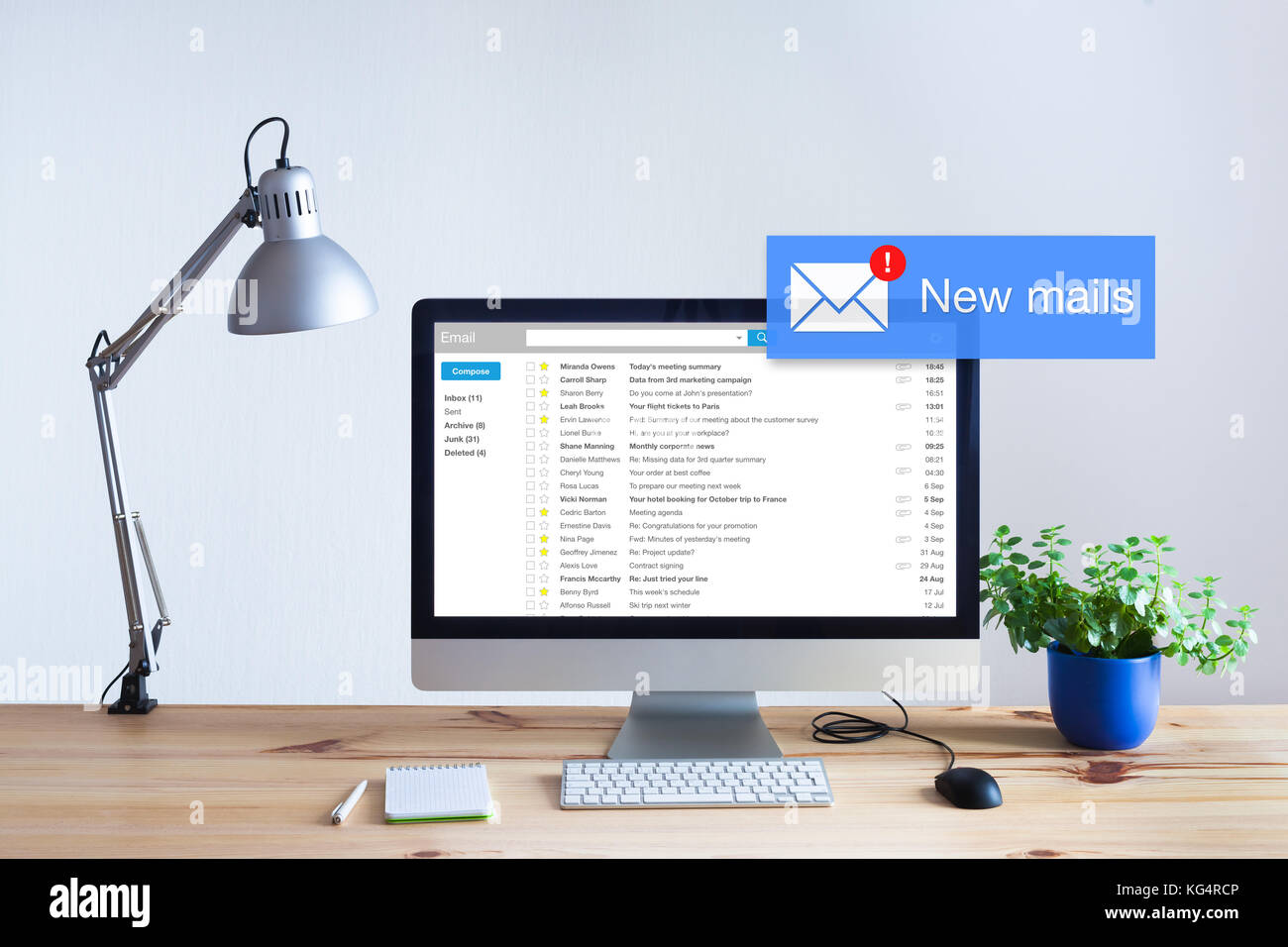 Empfangen von E-Mails in der Inbox Konzept mit popup Benachrichtigung über neue ungelesene E-Mails, die auf Bildschirm, Marketing, Spam Stockfoto