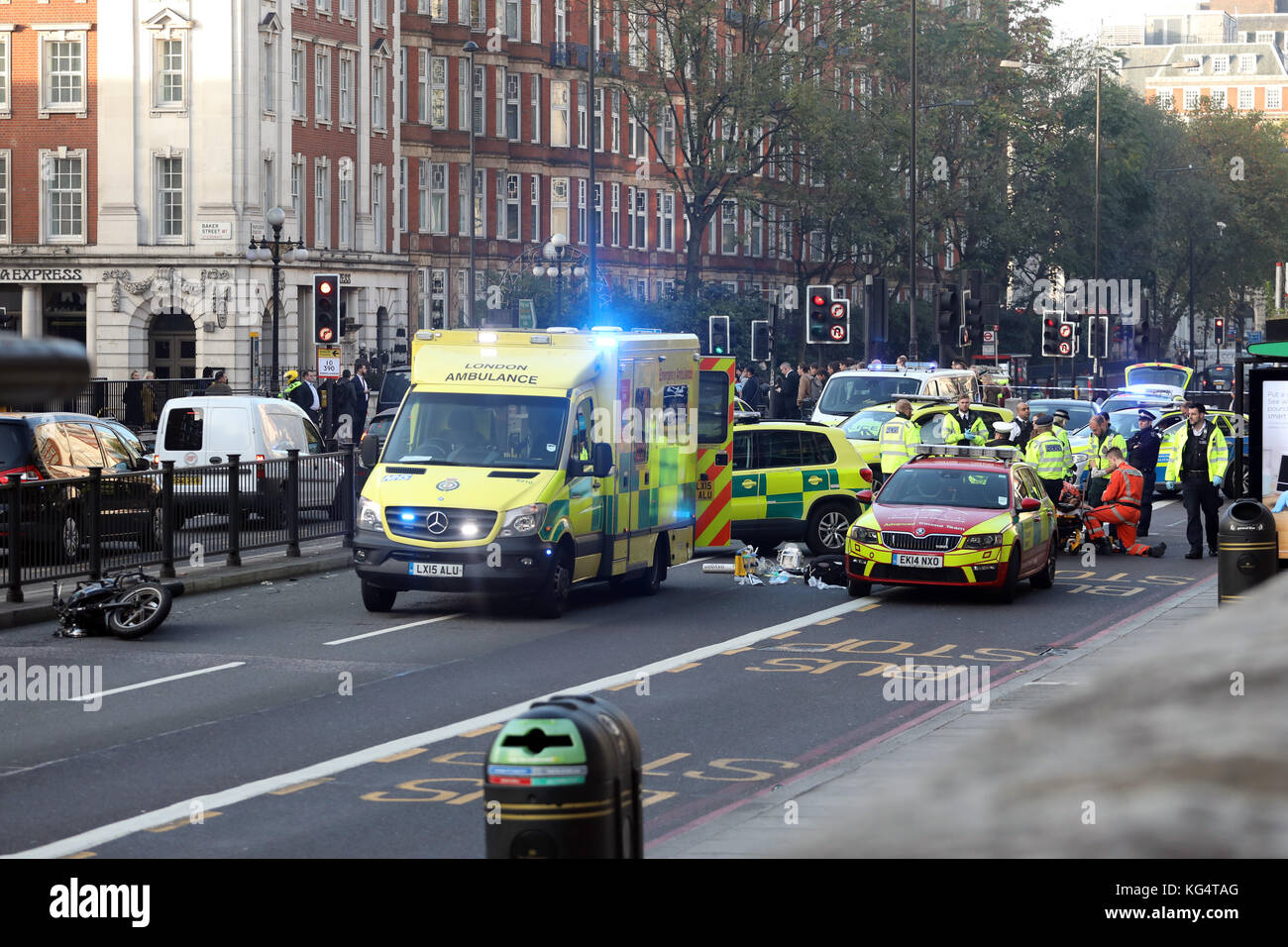 Verkehrsunfall Central London Motorradfahrer verletzt und durch Ärzte behandelt Stockfoto