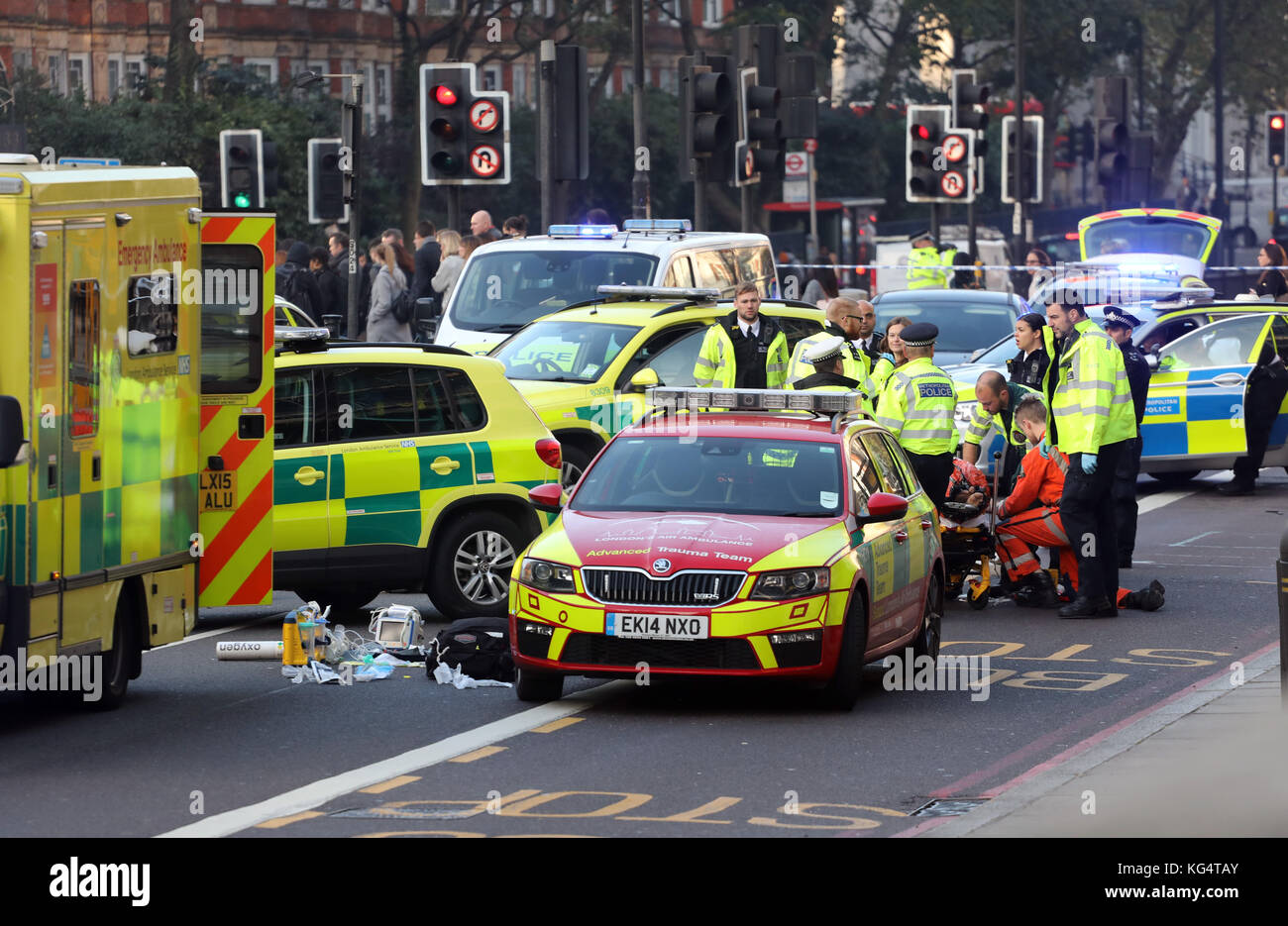 Verkehrsunfall Central London Motorradfahrer verletzt und durch Ärzte behandelt Stockfoto