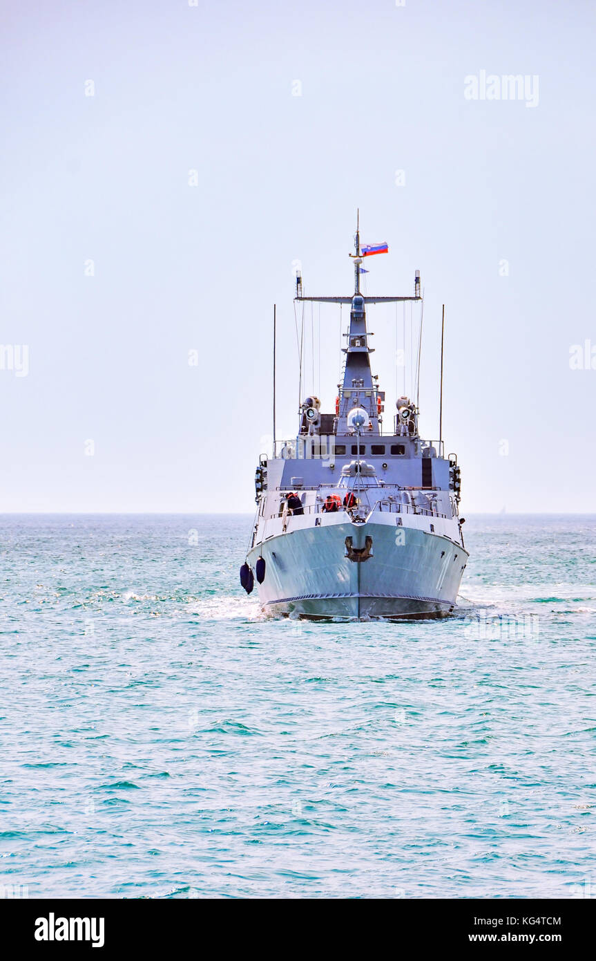 Portoroz, Slowenien - 27. Mai 2011: Bug - Vorderansicht der slowenischen Streitkräfte Schiff der Marine triglav auf Patrouille in der Bucht von Piran. Der patrol Boot ist Russi Stockfoto