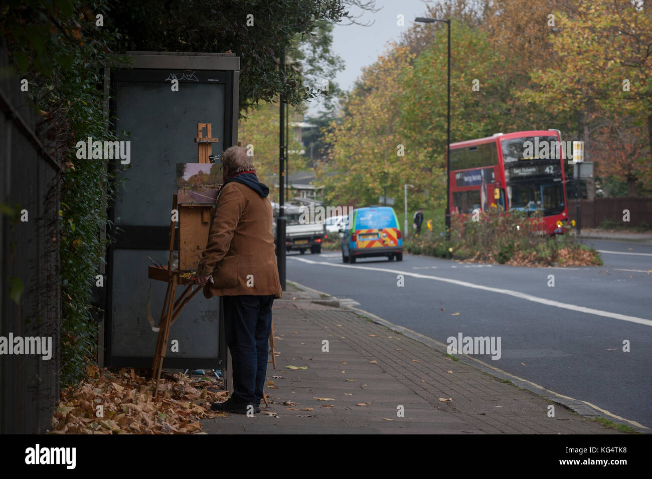 Ein Mitglied der Dulwich Art Gruppe malt eine städtische Herbst Landschaft auf Dänemark Hügel, am 2. Oktober 2017, im Londoner Stadtteil Lambeth, England. Stockfoto