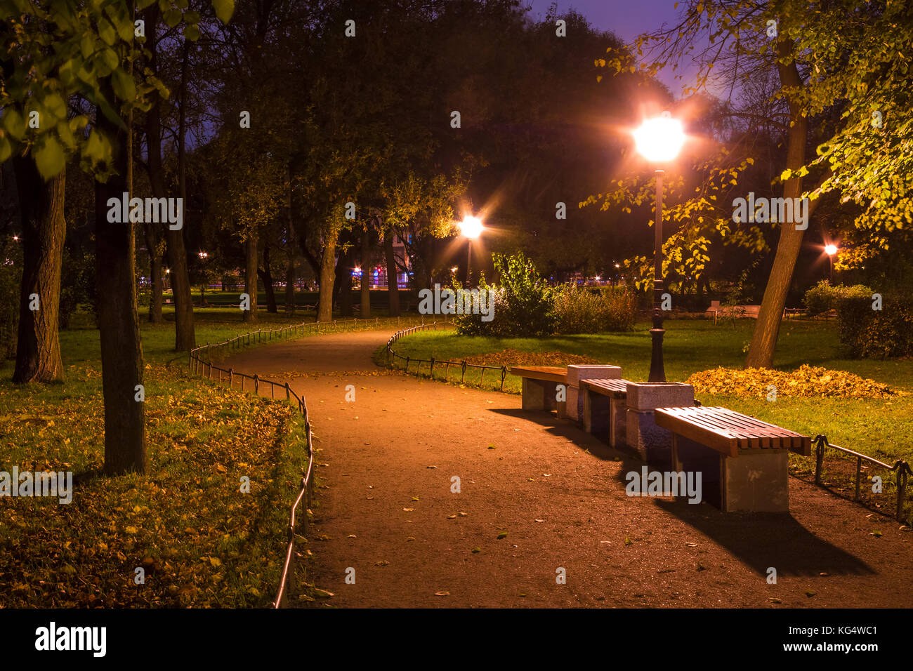 Nacht Blick auf Park und Fußweg in yusupov Garten, St. Petersburg, Russland Stockfoto