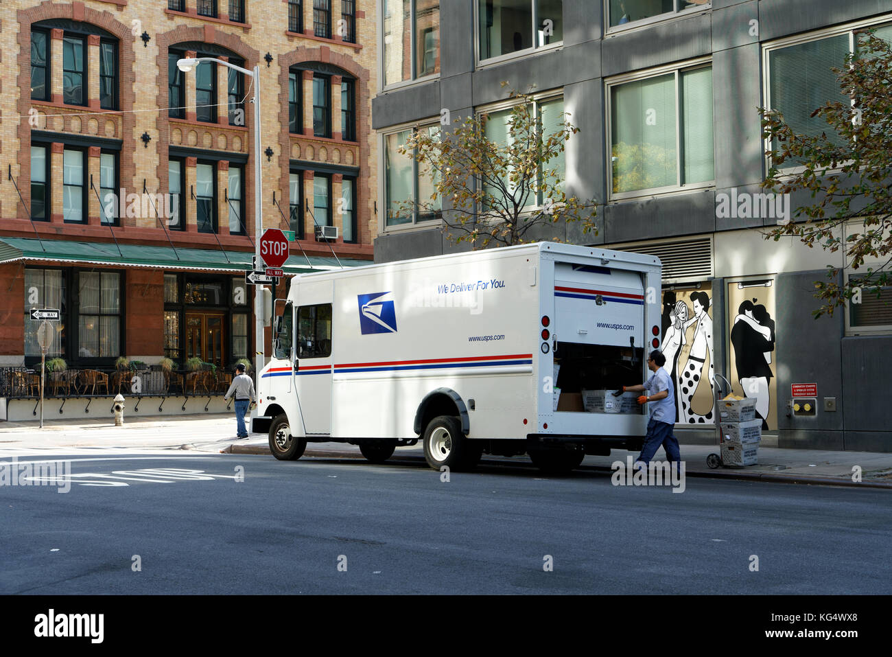 Ein Lkw aus dem US Postal Service eine Mail Delivery in Tribeca, einer Nachbarschaft in Lower Manhattan, New York City. Stockfoto