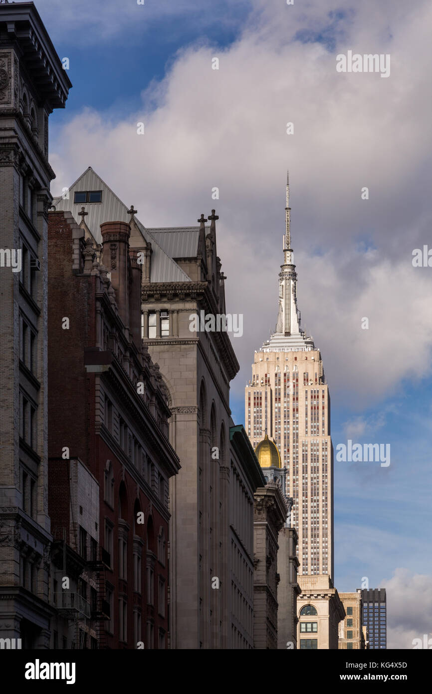 Empire State Building Blick nach Norden auf die Sixth Avenue von der 18. Straße, New York City. Stockfoto