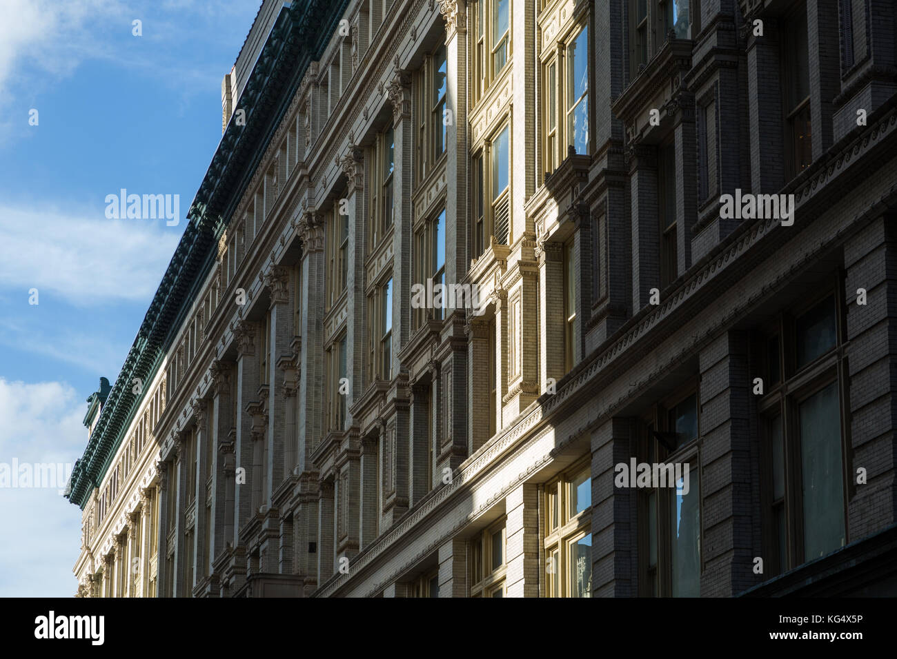 Detail der Gebäude in New York City am 18. Straße an der Sixth Avenue. Stockfoto