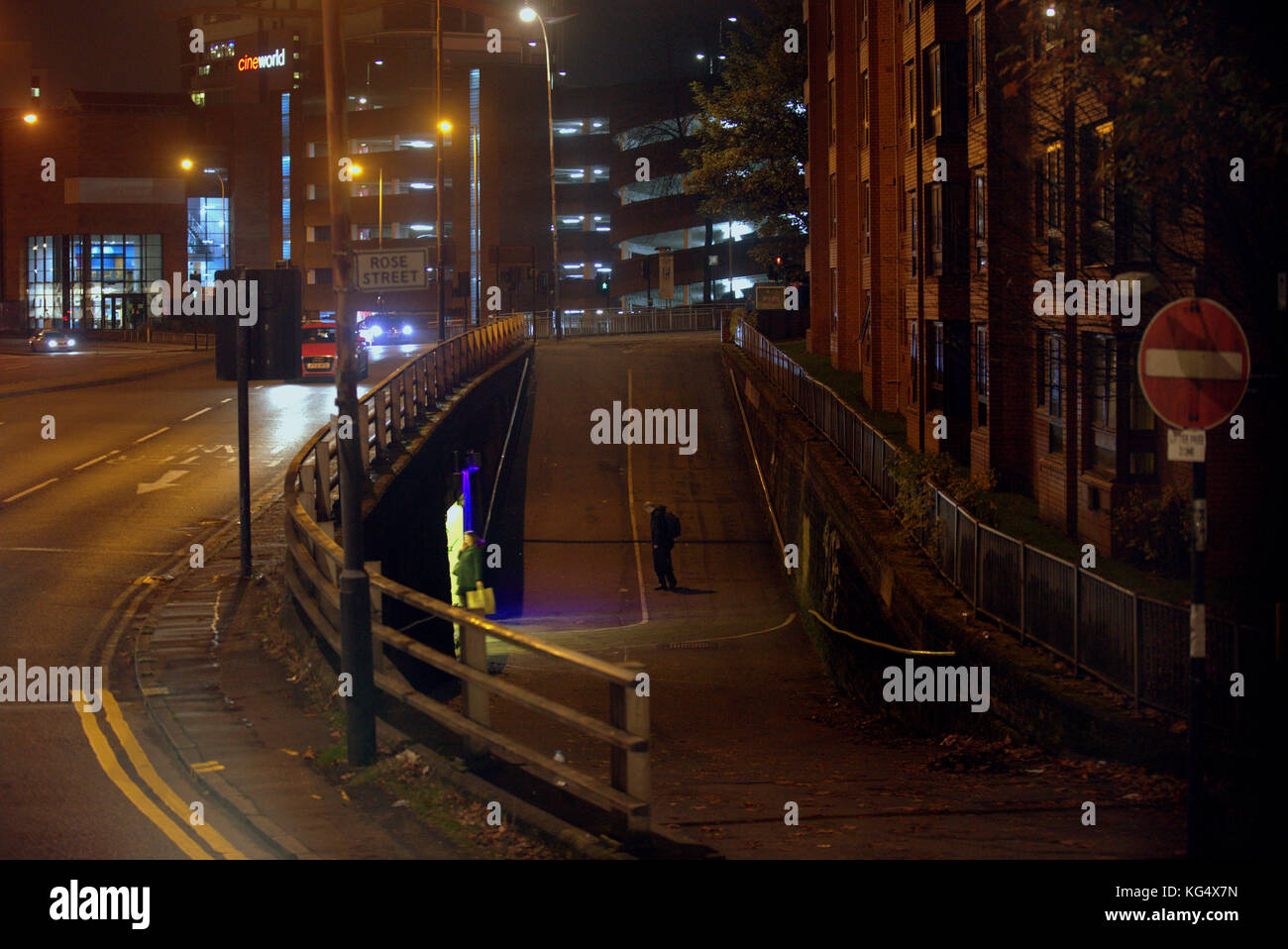 Rose Street Glasgow gefährlichen Unterführung Eingang am späten Abend einsame Straße kein Eintrag melden einsame Figur Verbrechen Gefahr Stockfoto