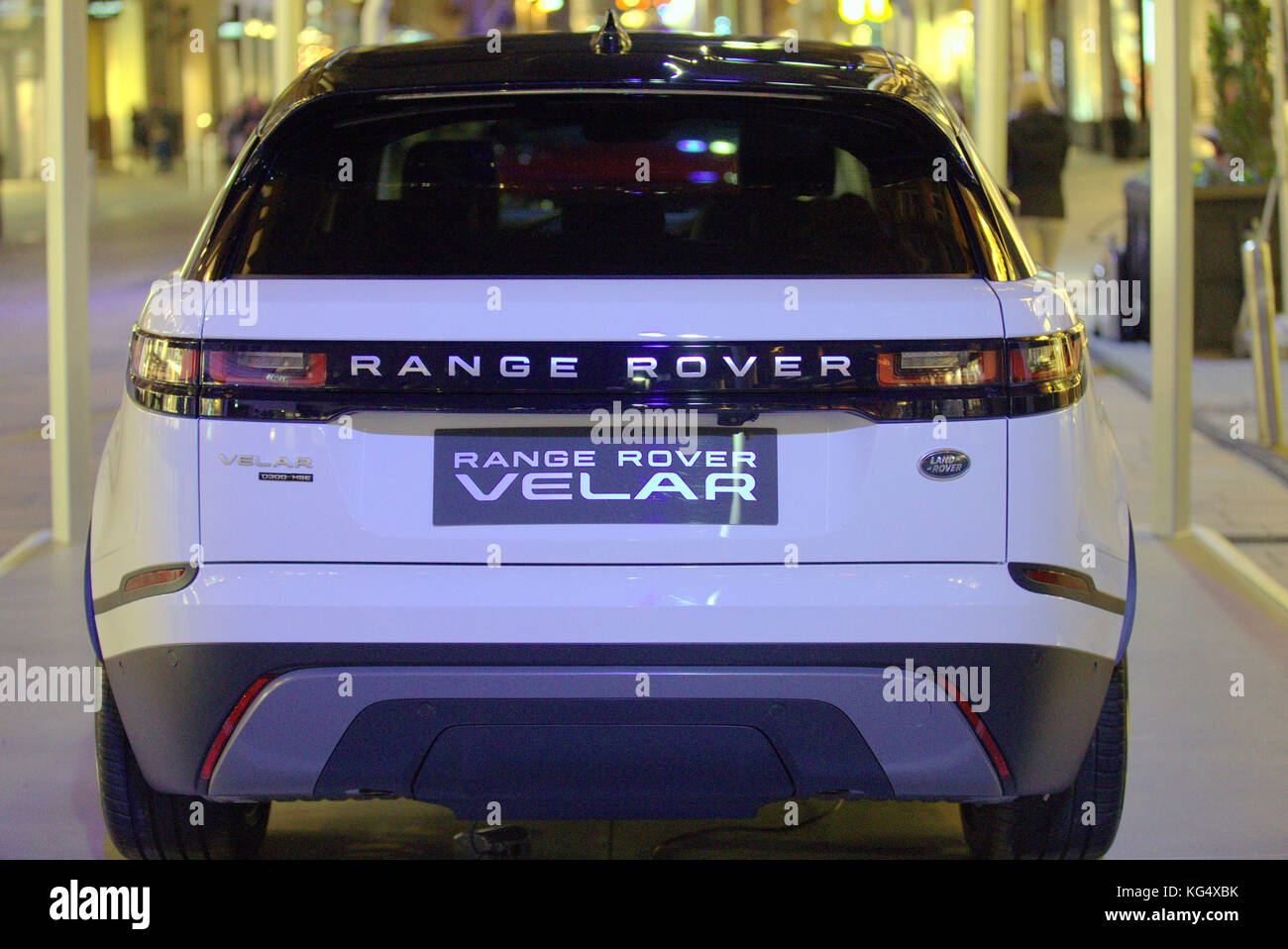Range Rover Auto mit Händler Platten velaren Glasgow Straße geschossen von Booten Stockfoto