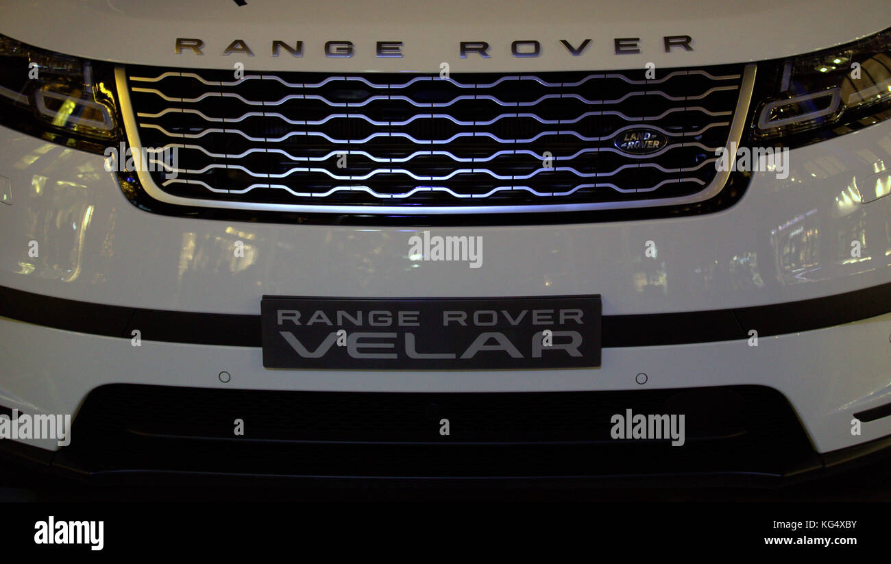 Range Rover Auto mit Händler Platten velaren Glasgow Straße geschossen von Motorhaube, Kühler Stockfoto
