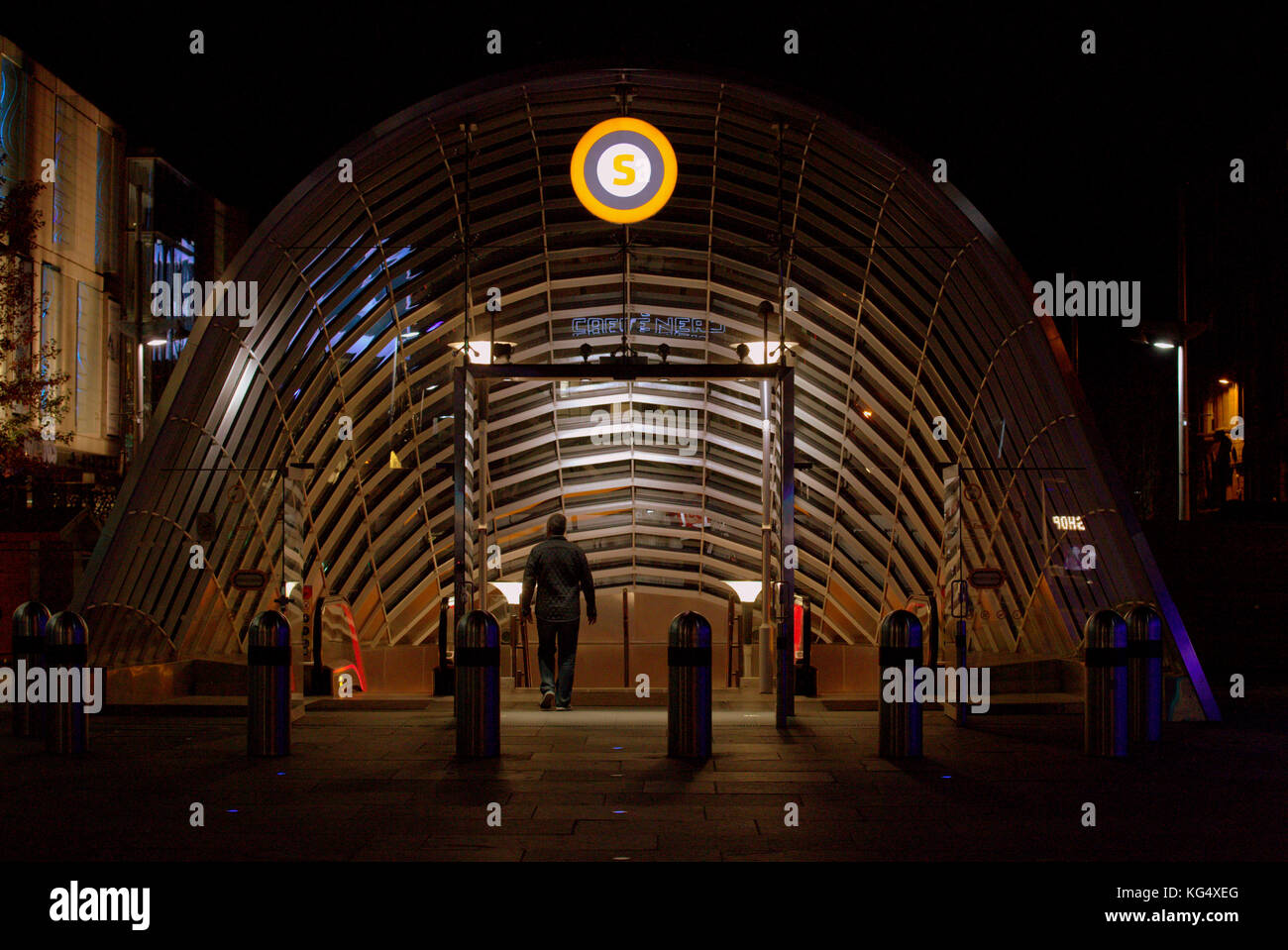 Einsame mann Eingabe St Enoch U-Bahnstation in der Nacht Silhouette aus gesehen hinter Stockfoto