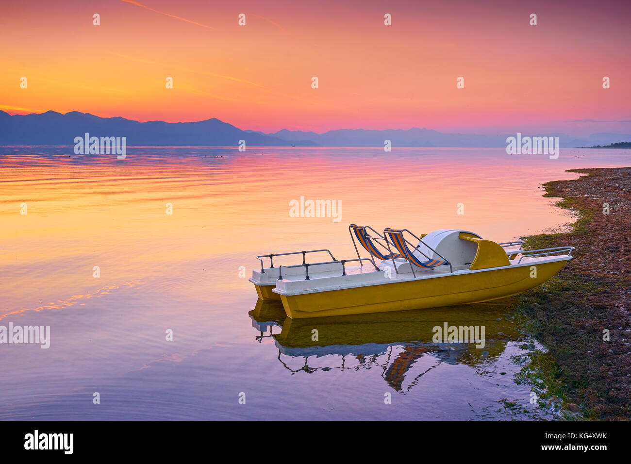 Skadar Lake nach Sonnenuntergang, Shkodra, Albanien Stockfoto
