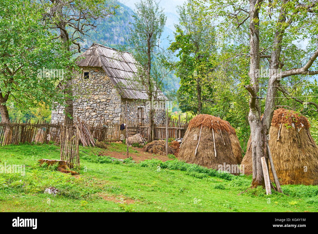 Auf dem Land, in Theth Nationalpark, Albanischen Alpen, Albanien Stockfoto