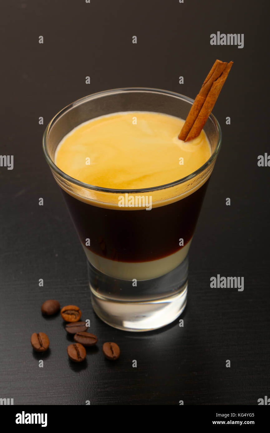Kaffee Espresso mit Milch condenced Stockfoto