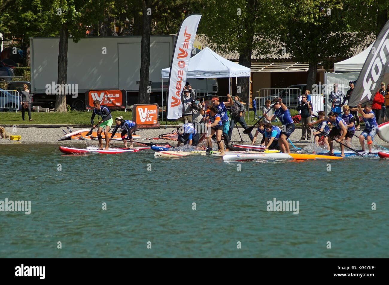 Outdoormix Festival, Mai 16 2016. Paddelrennen in Embrun, Südalpen in Frankreich, nahe dem Lac de Serre-Ponçon. Stockfoto