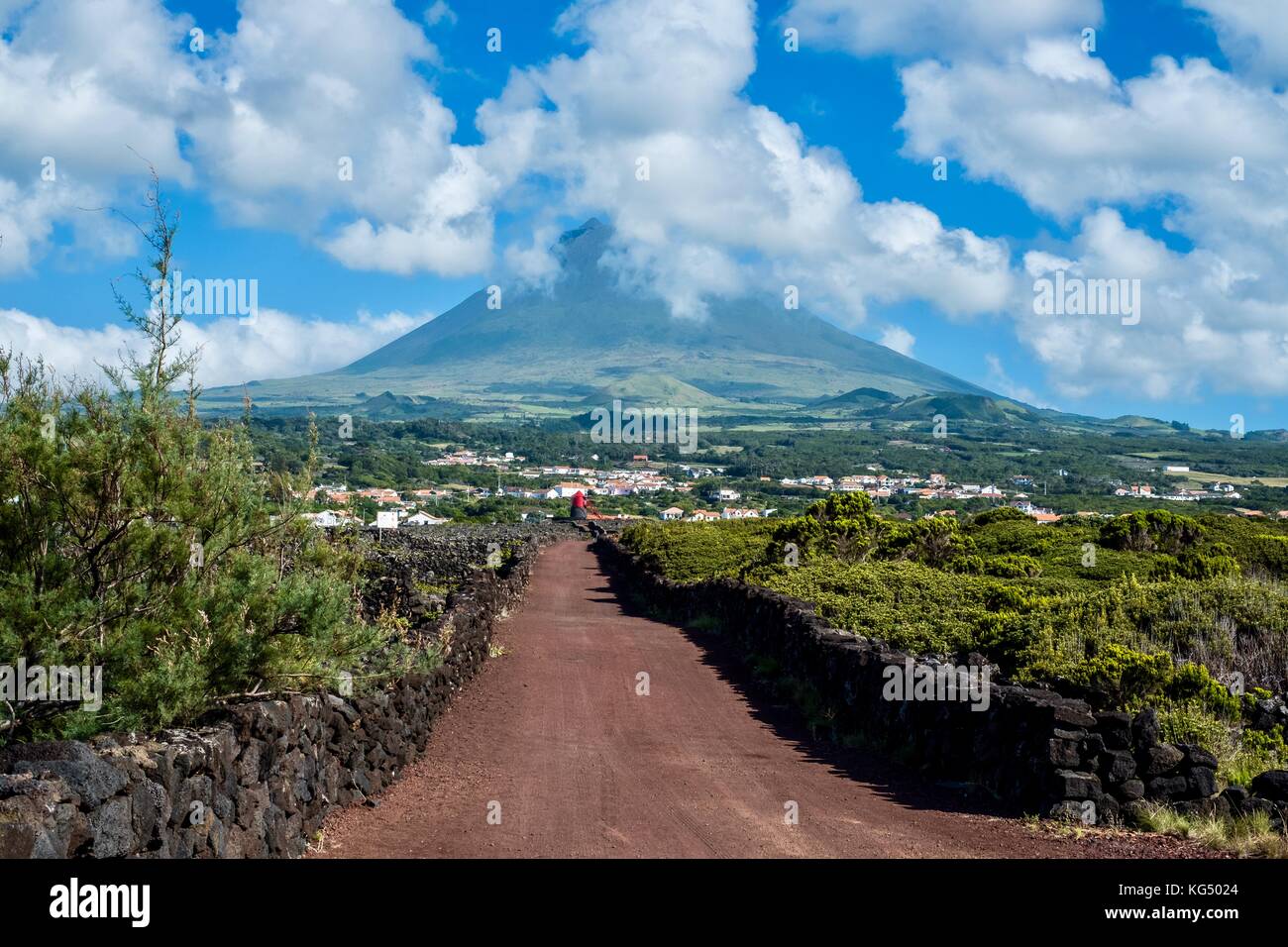 Die Insel Pico auf den Azoren mit einer Landschaft, die durch den Vulkan dominiert, Mt Pico. Stockfoto