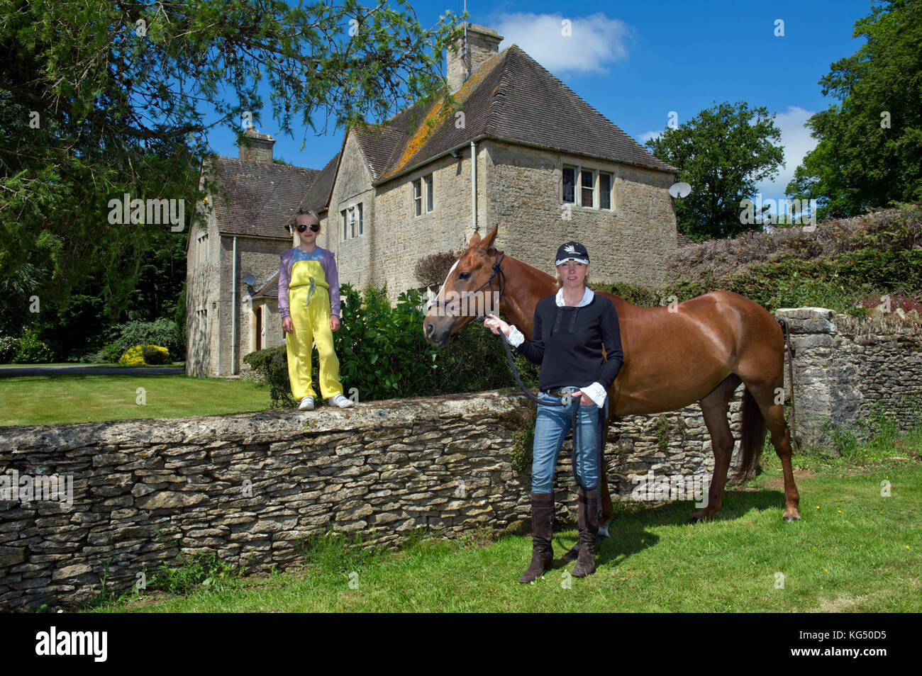 Kelly Luchford und Tochter Lola (7) bei ihr zu Hause in Gloucestershire. Stockfoto