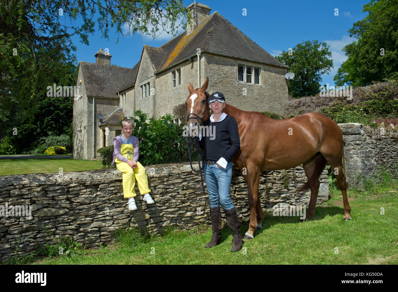 Kelly Luchford und Tochter Lola (7) bei ihr zu Hause in Gloucestershire. Stockfoto