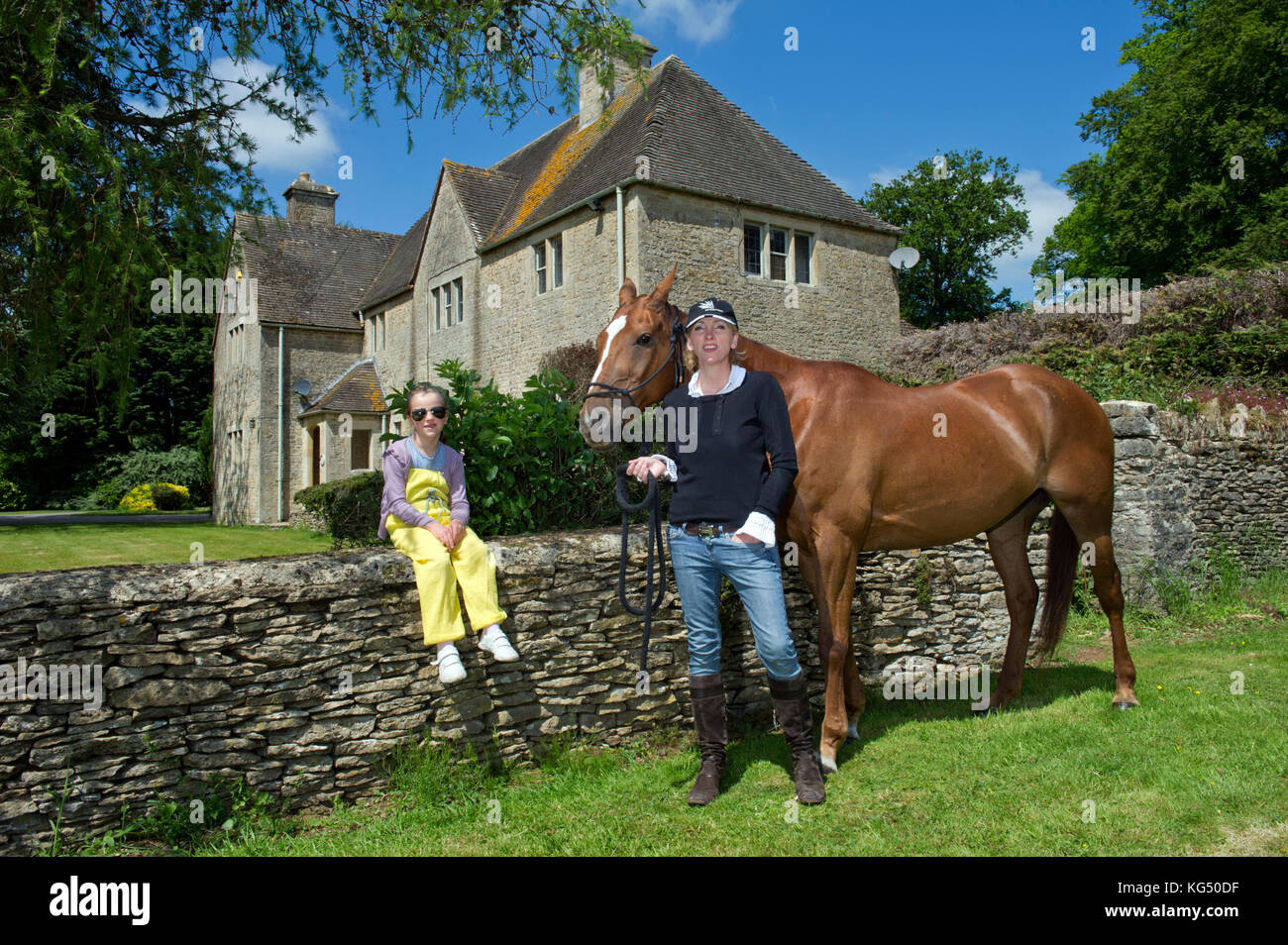 Kelly Luchford und Tochter Lola (7) bei ihr zu Hause in Gloucestershire. Stockfoto