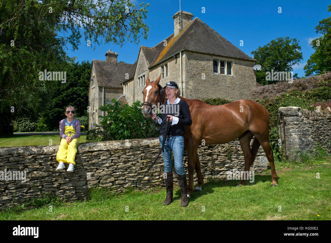 Kelly Luchford und Tochter Lola (7) bei ihr zu Hause in Gloucestershire. Stockfoto