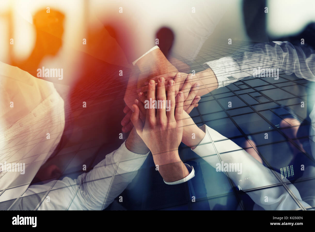 Business Menschen Hand in Hand im Büro. Konzept der Teamarbeit und Partnerschaft. Double Exposure Stockfoto