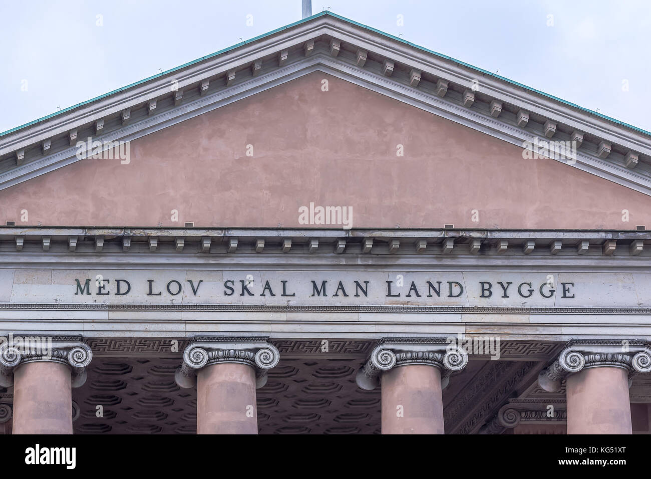Tympanon des Gerichtsgebäudes in Kopenhagen. Med lov Skal mann land bygge. Nytorv, Kopenhagen, Dänemark, 2. November 2017 Stockfoto