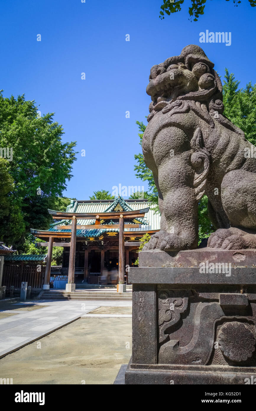 Lion Statue in ushijima Schrein Tempel in Sumida, Tokio, Japan Stockfoto