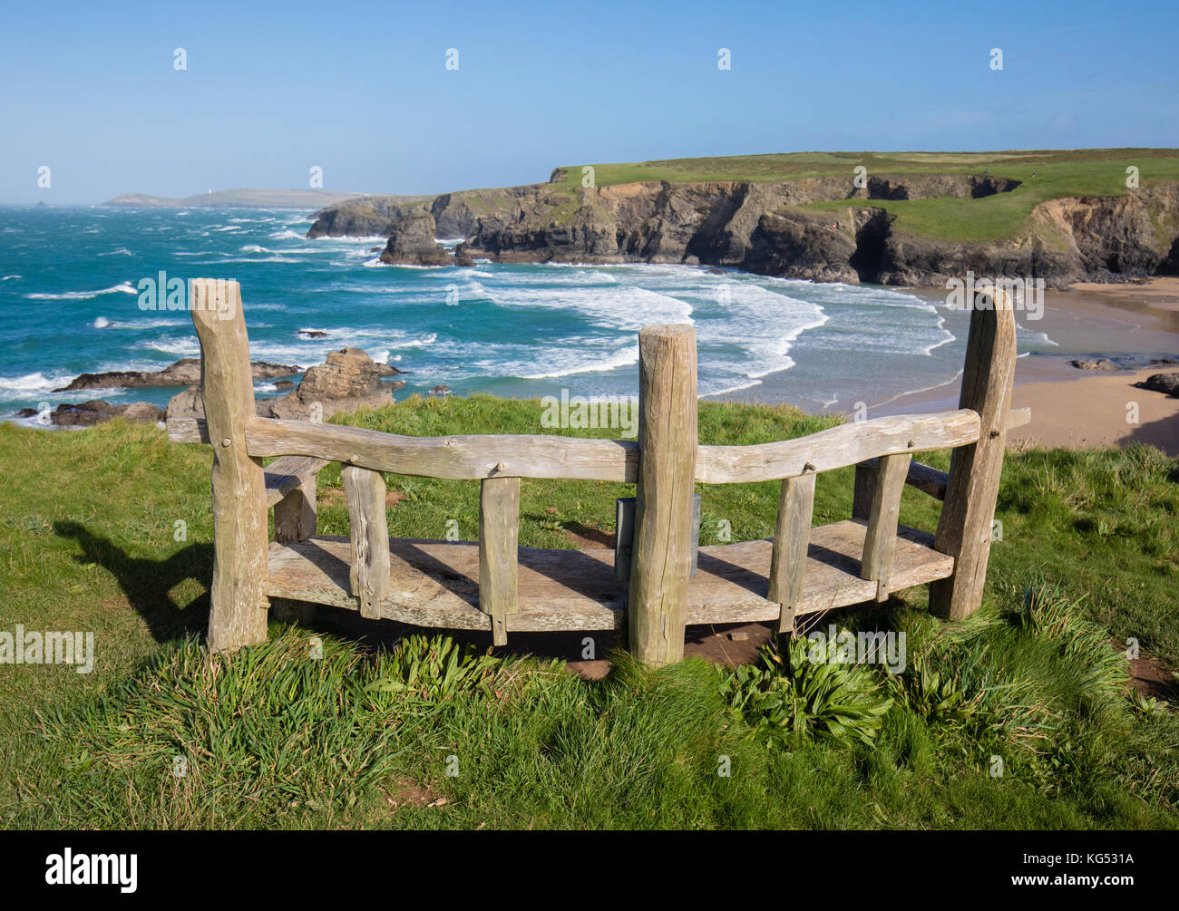 Robuste Sitz auf den Klippen mit Blick auf Porthcothan Bay an der Nordküste von Cornwall in der Nähe von Newquay GROSSBRITANNIEN Stockfoto
