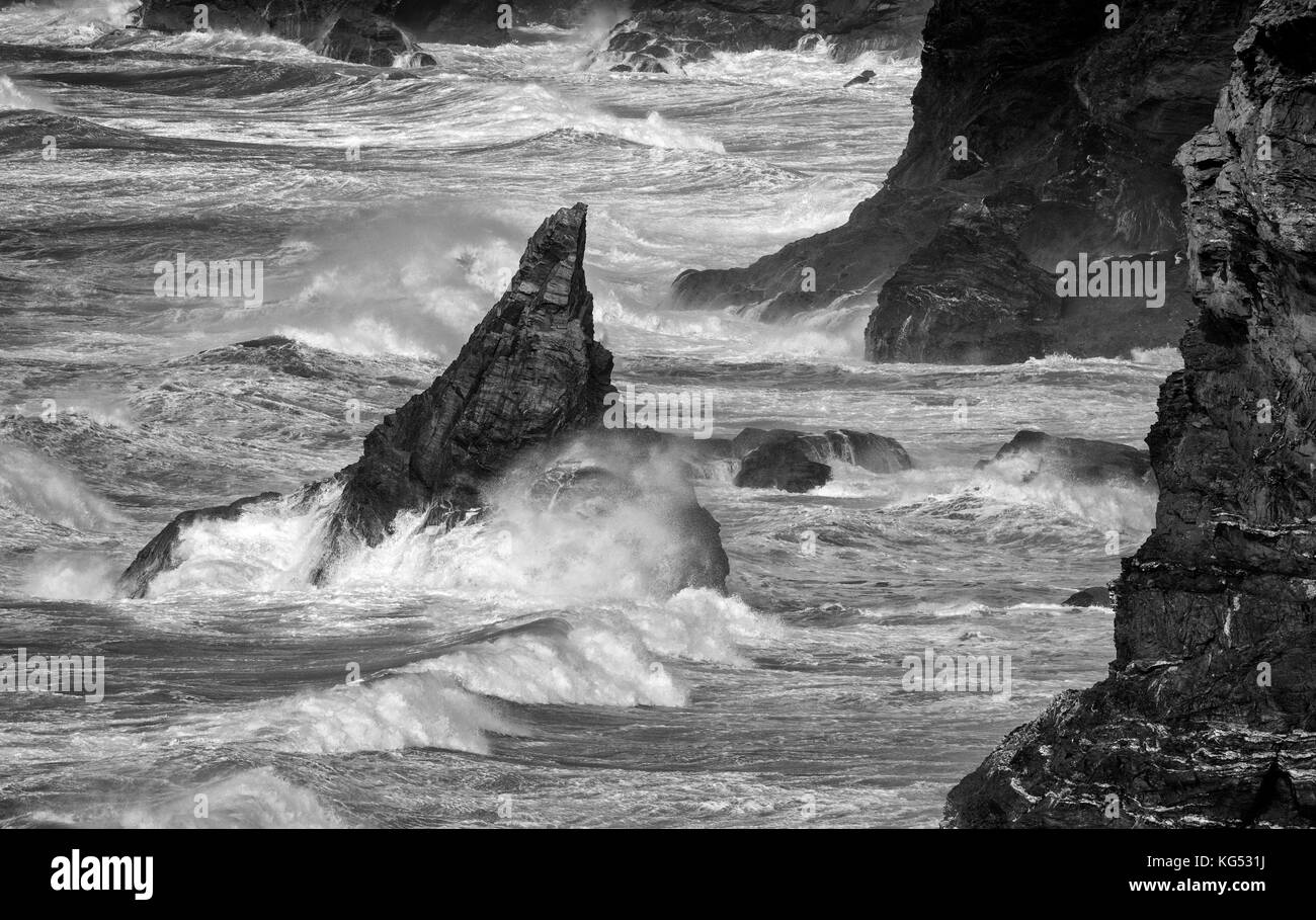 Sturmwind und Wellen Teig die kornischen Küste bei Bedruthan Steps in der Nähe von Newquay GROSSBRITANNIEN Stockfoto