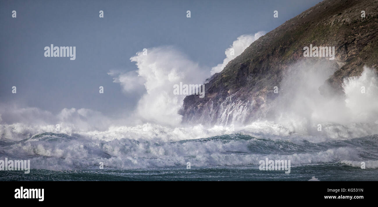 Hurrikan Ophelia macht Land mit starkem Wind und Wellen an der Küste von Cornwall an trenance Punkt in der Nähe Mawgan Porth Stockfoto