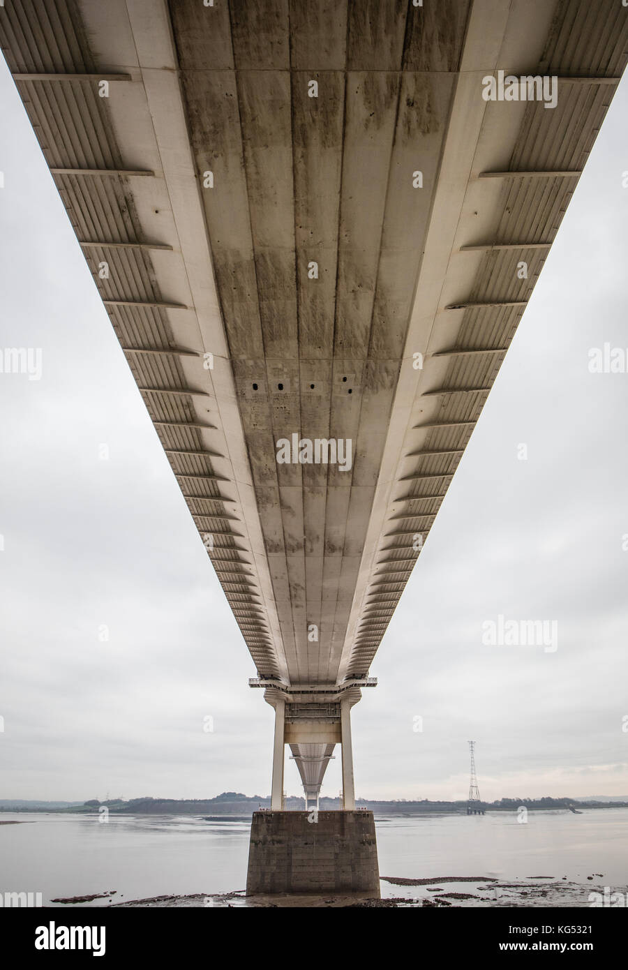 Severn Road Brücke über den Fluss Severn, die Chepstow in Südwales und Aust am englischen Ufer verbindet, von unten gesehen Stockfoto