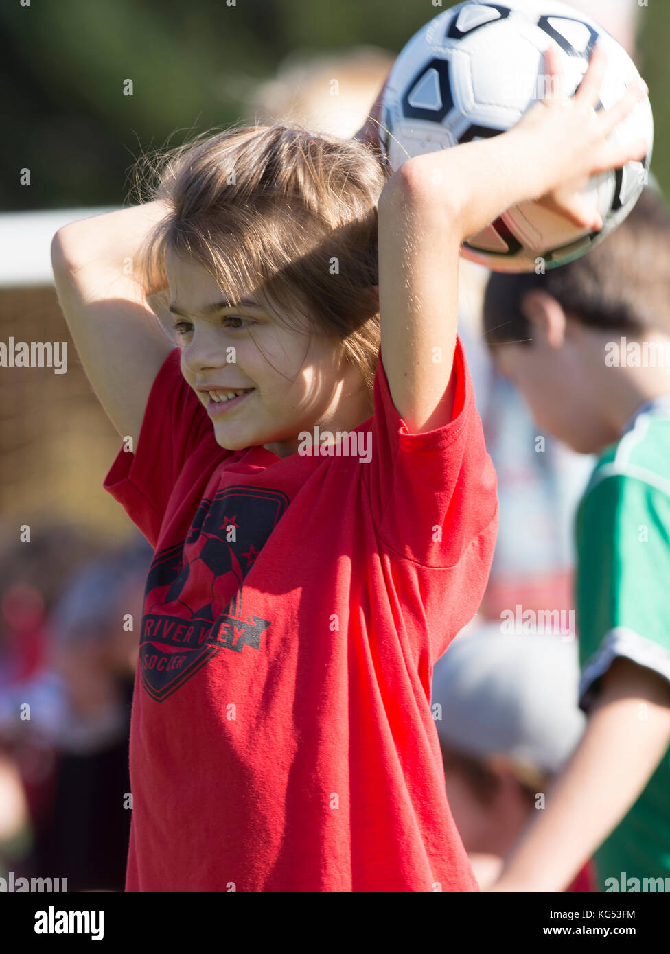 Ein 6 Jahre altes Mädchen spielen in einem Fußballspiel. Moretown, Vermont, USA Stockfoto