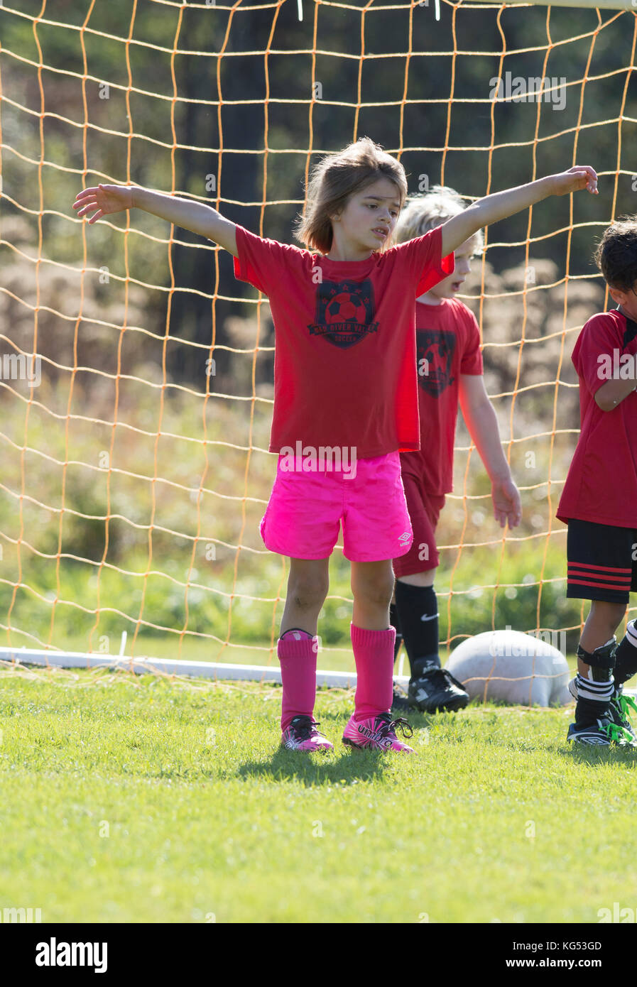 Ein 6 Jahre altes Mädchen spielen in einem Fußballspiel. Waterbury, Vermont, USA Stockfoto