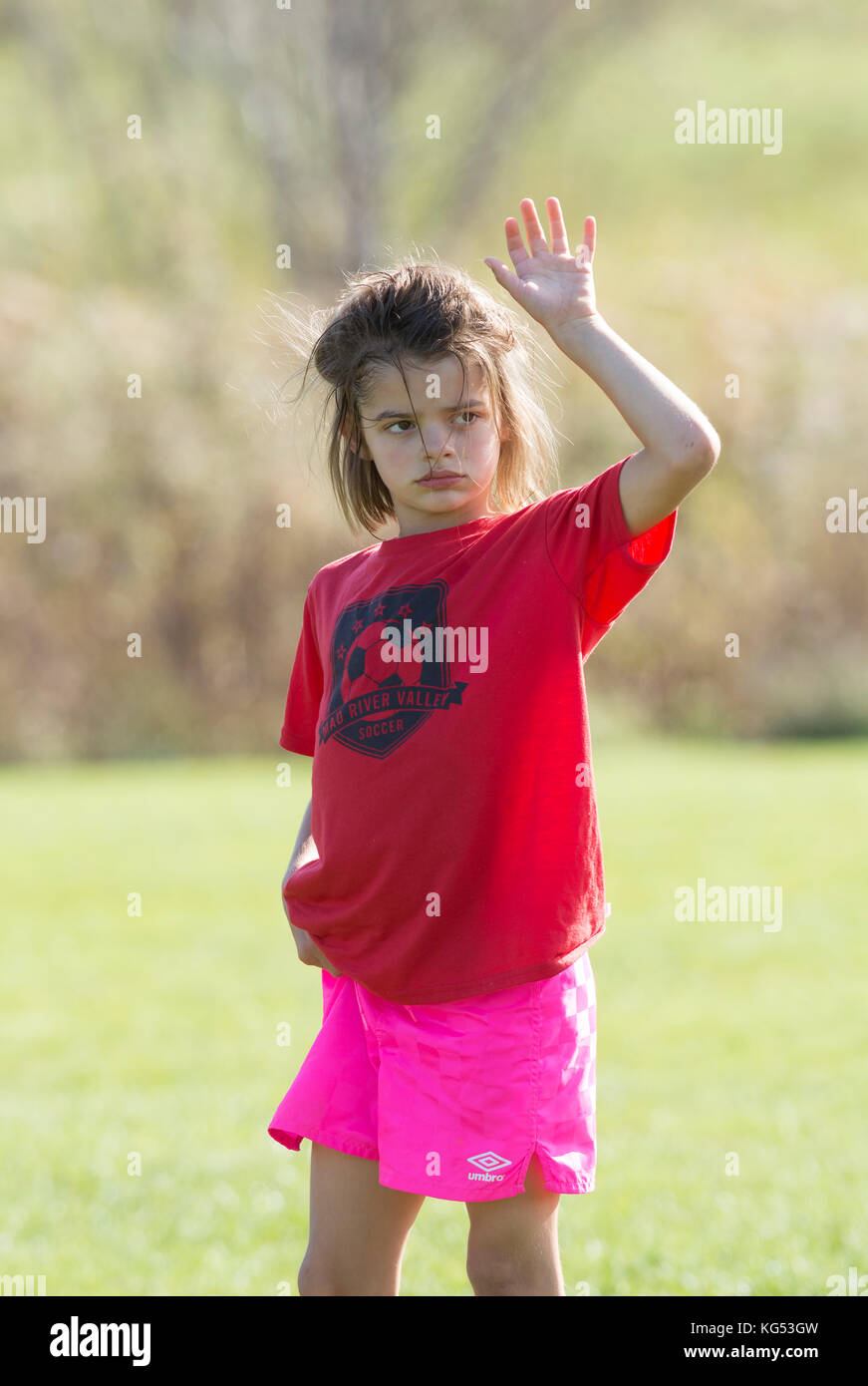 Ein 6 Jahre altes Mädchen spielen in einem Fußballspiel. Waterbury, Vermont, USA Stockfoto