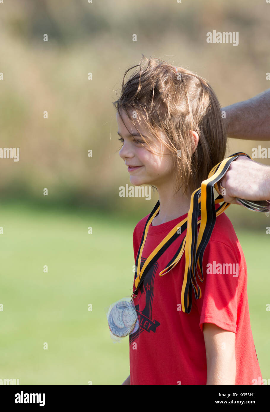 Ein Ende der Saison Preis für ein 6 Jahre altes Mädchen spielen in einem Fußballspiel. Waterbury, Vermont, USA Stockfoto