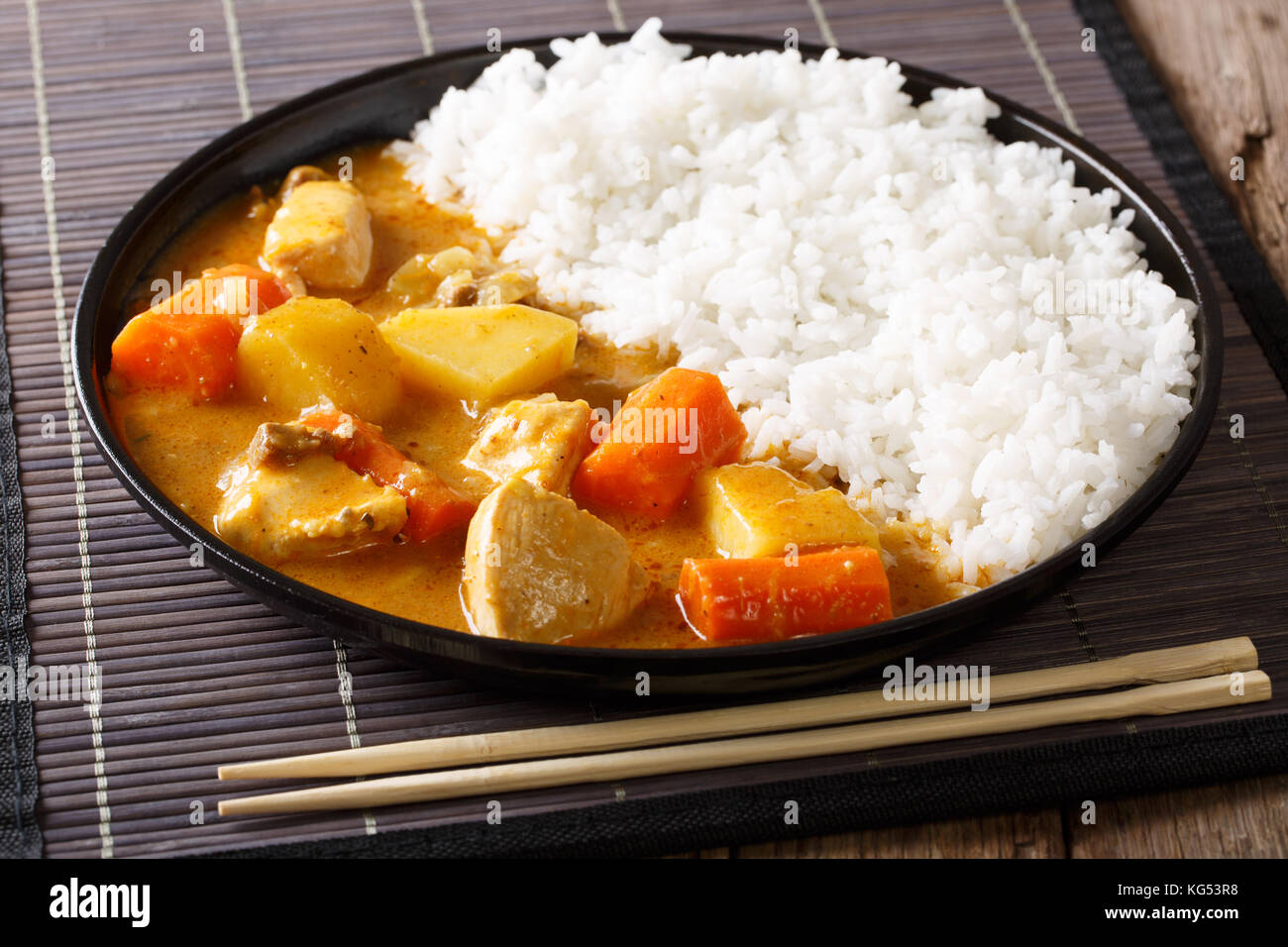 Traditionelle japanische Küche: Curry und Reis close-up auf einem Teller. Horizontale Stockfoto