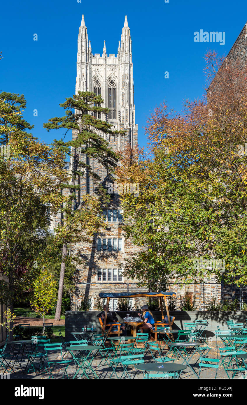 Sitzecke in der Plaza mit der Kapelle hinter, Duke University, Durham, North Carolina, USA. Stockfoto