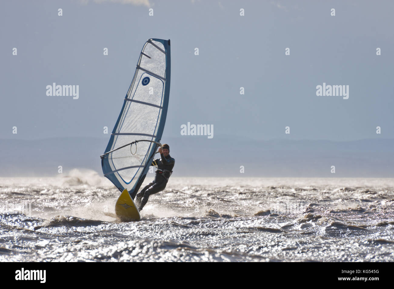 Windsurfen hohe Geschwindigkeit in einem Sturm Stockfoto
