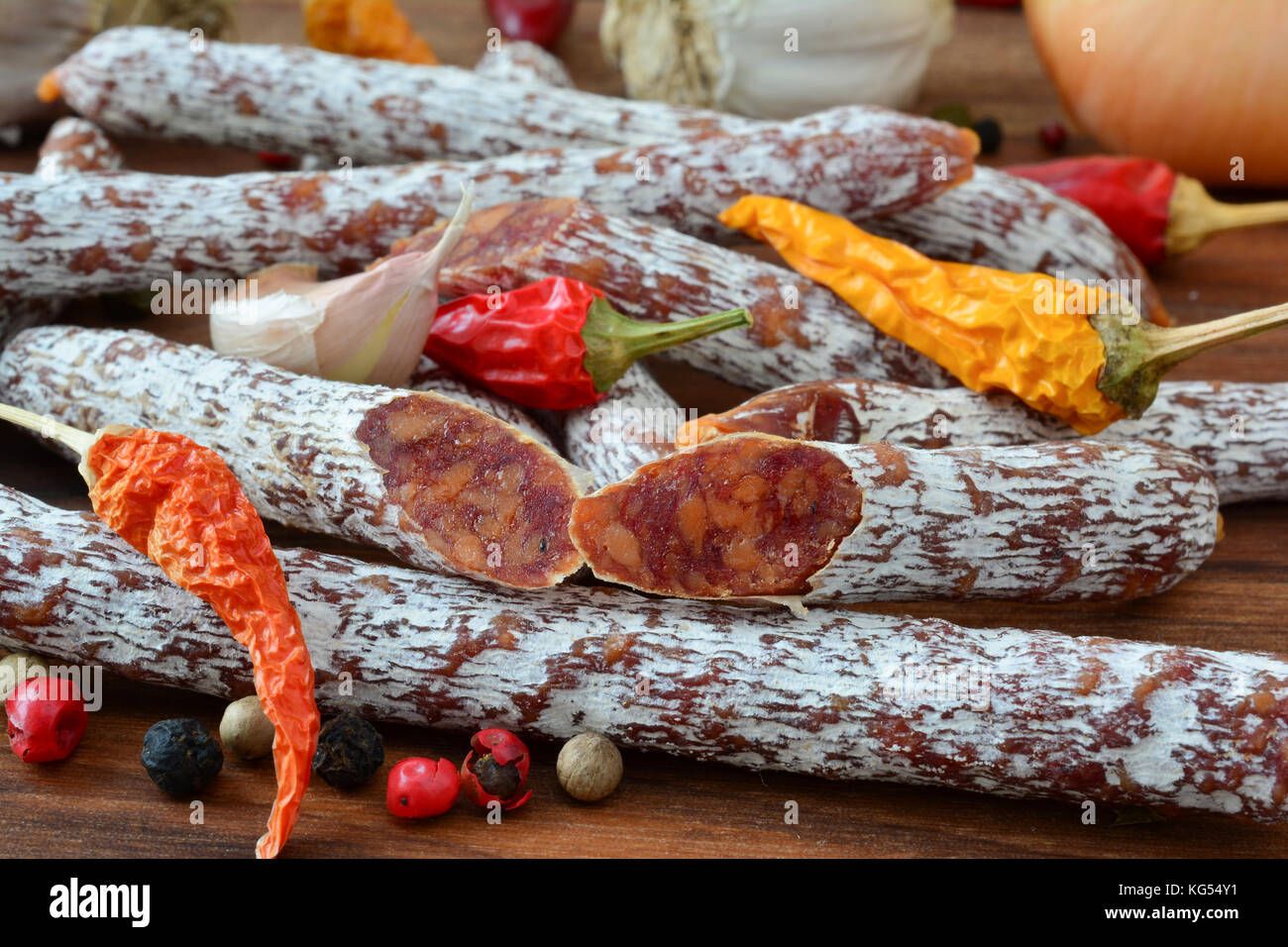 Hausgemachte salameti, dünne, kleine Würstchen mit edlen Schimmel außen