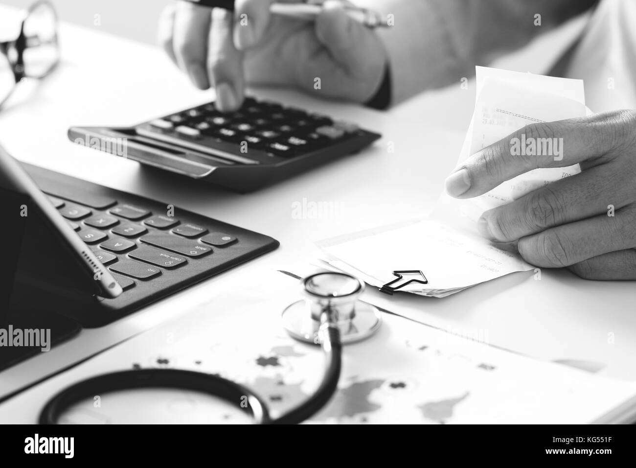 Healthcare Kosten und Gebühren Konzept. Hand von smart Arzt ein Rechner für medizinische Kosten in modernen Krankenhaus, Schwarz und Weiß verwendet Stockfoto
