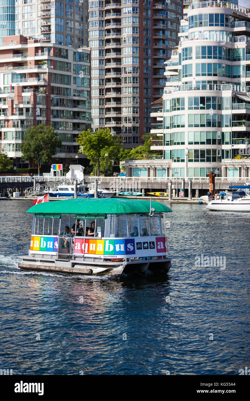 Vancouver - Aug. 16, 2017: ein Pilot steuert Ihr aquabus Wasser Taxi Insel auf False Creek Hafen von granville von yaletown in der Innenstadt von Vancouver. Stockfoto