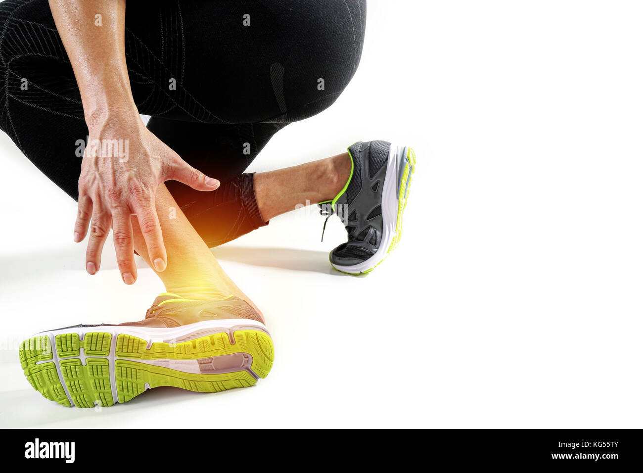 Runner sportsman Holding Knöchel in den Schmerz mit gebrochenen twisted Gemeinsame laufen Sport Verletzungen und athletischen Mann berühren Fuß auf weißen Hintergrund Verstauchung Stockfoto