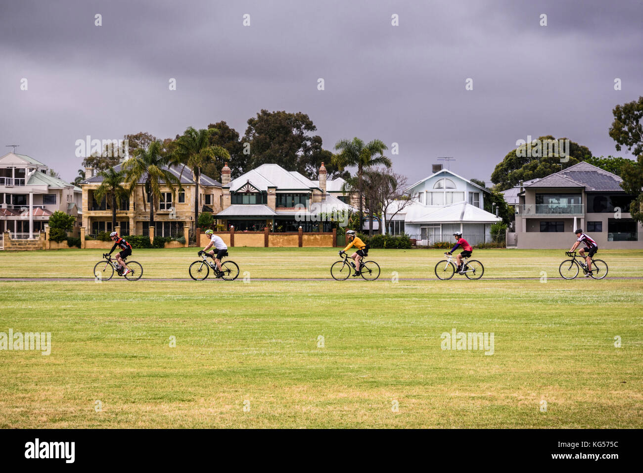 Radfahrer trotzen schlechtem Wetter entlang der Radweg passiert auch auf der South Perth Vorland, Western Australia Stockfoto