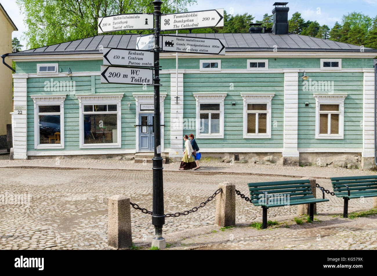 Farbenfrohe Altstadt Gebäude aus Holz verwendet wird, ein Antiquitätenladen, in Porvoo, Finnland Stockfoto
