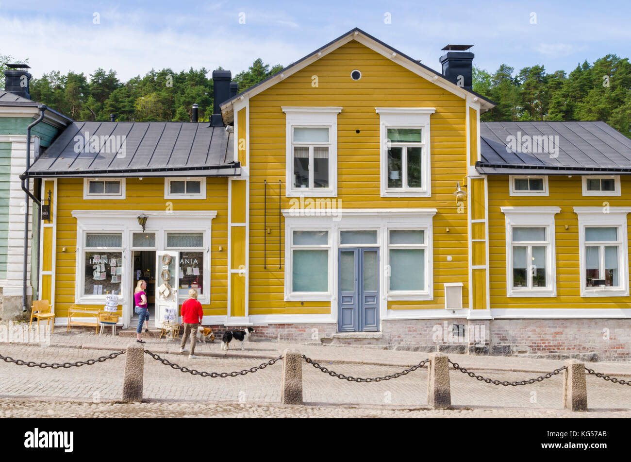 Farbenfrohe Altstadt hölzerne Gebäude, das ein Shop, in Porvoo, Finnland Stockfoto