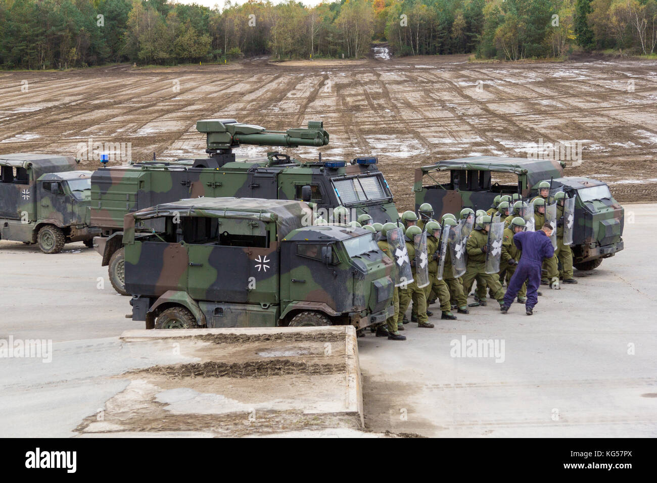 Münster/Deutschland - 9. Oktober 2017: Deutsche Militär Polizei Soldaten verteidigt ein Gebiet gegen die Rolle, die demonstranten Stockfoto