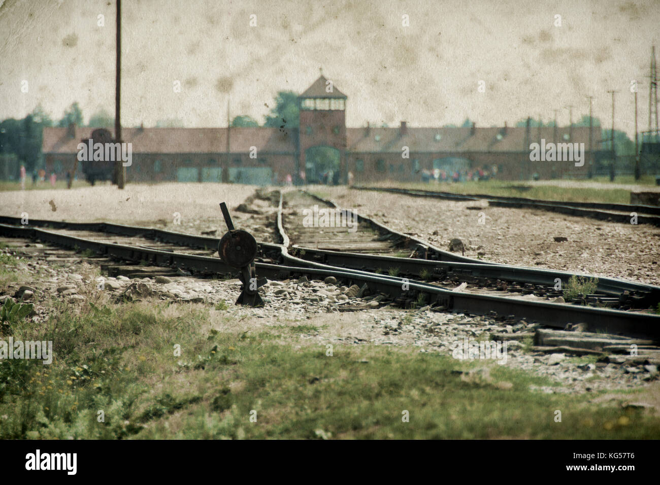 Main Gate und railroad Konzentrationslager Auschwitz Birkenau zum Nazi. Effekt mit grunge Hintergrund, Fake altes Foto Stockfoto